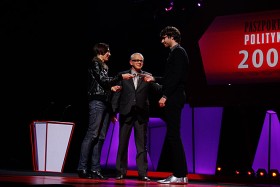 Karol Radziszewski – laureat w kategorii SZTUKI WIZUALNE. Paszport wręczają Joanna Rajkowska i dziennikarz Piotr Sarzyński.