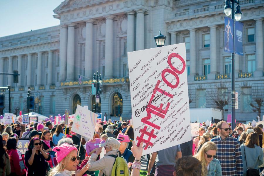 Styczeń 2018 r., San Francisco (Kalifornia) – transparent z hashtagiem „me too” wzniesiony podczas Marszu Kobiet.