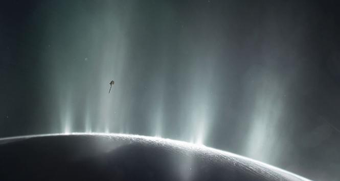 Artystyczna wizja sondy Cassini pobierającej próbki z gejzerów wyrzucanych z podpowierzchniowego oceanu na Enceladusie, lodowym księżycu Saturna.