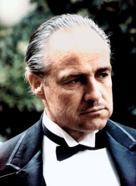 Vito Corleone, boss nowojorskiej rodziny, bohater filmowej trylogii „Ojciec chrzestny”, opartej na powieści Mario Puzo „Godfather”. Postać fikcyjna, ale dla milionów widzów, dzięki grze Marlona Brando, bardziej prawdziwa niż dziesiątki realnych mafiosów.
