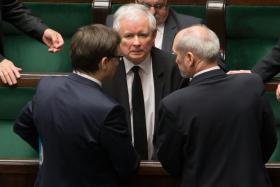 „Rosną ogólne zasoby inteligencji, krytycyzmu i kreatywności. Dają one tak gigantyczną społeczną przewagę nad reakcyjnym państwem Macierewicza, Kaczyńskiego, Ziobry, że nie ma szansy, by sitwy złożone z nieuków i cwaniaków mogły na dłuższą metę wygrać”.