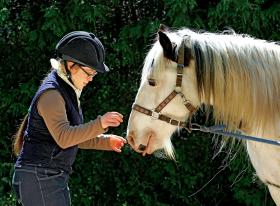 Marta z Muminem w stajni na Ursynowie.