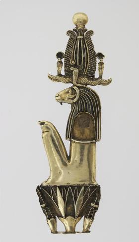 Złoty pektorał - jeden z cenniejszych eksponatów na wystawie, XXII dynastia.