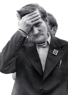 Ogólna koncepcja „Wałęsy” jest bardzo prosta, wręcz klasyczna: człowiek na tle epoki.