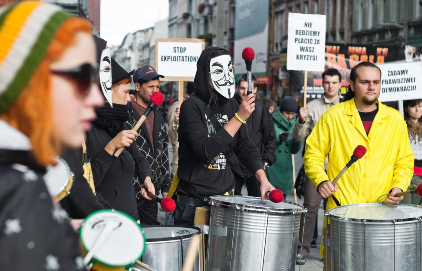 Październikowa demonstracja solidarności z protestującymi na Wall Street, czyli członkowie Ruchu Oburzonych przed poznańskim Starym Browarem.
