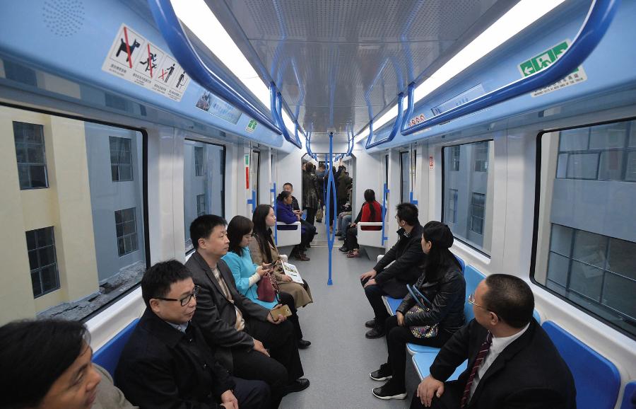 China Sky Railway to pierwszy na świecie model podwieszanego pociągu napędzanego bateriami litowymi. Zdjęcie z testowej jazdy 21 listopada 2016 r.