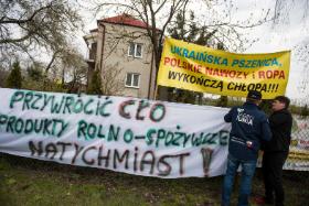 Strach polskich rolników przed ukraińską żywnością zaczął się od zboża. Protestowali, że nie mogą go sprzedawać, ponieważ masowy napływ ukraińskiej pszenicy i kukurydzy spowodował gwałtowny spadek cen na polskim rynku.