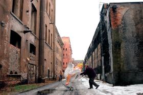 W budynkach fabryki nici syntetycznych, która upadła w 1998 r., mieszczą się odlewnie krasnali i figur wysyłanych na cały świat.