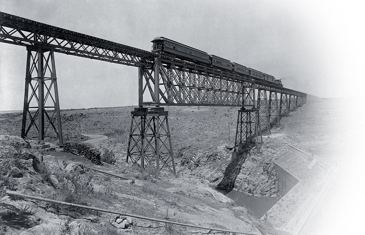 Most kolejowy na pustyni w Meksyku, w okolicach Encaruncion; fotografia z lat 80. XIX w.