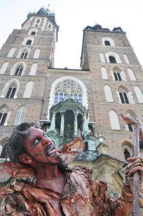 Media Urzędnicy od Promocji zapewniają, że dla miasta nie jest ważne, że to akurat Diabeł i Śmierć trafiły na cenzurowane.