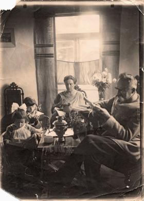 Józef Piłsudski z drugą żoną Aleksandrą i córkami Jadwigą i Wandą, Sulejówek, ok. 1925 r.