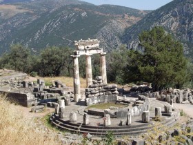 Prastare Delfy i świątynia Ateny.