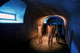 Magdalena Abakanowicz „Tłum I”, 1990 r.