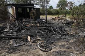 W tydzień po pierwszej napaści baraki spłonęły.