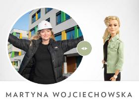 Martyna Wojciechowska jest dziennikarką, odkrywczynią, podróżniczką, pisarką, producentką, reżyserką filmową i bojowniczką na rzecz wzmocnienia pozycji kobiet na świecie. Od najmłodszych lat marzyła o rzeczach „nieprzeznaczonych dla dziewcząt”. Jest pierwszą kobietą z Europy Wschodniej, która ukończyła Rajd Dakar. W 2004 roku przeżyła na Islandii wypadek samochodowy, w którym zginął jej przyjaciel, a ona sama doznała złamania kręgosłupa, przez co trafiła na wózek inwalidzki. W 2005 roku lekarze nie dawali jej szans na powrót do pełnej sprawności. Pokonała te przeciwności. A nawet zdobyła najwyższy szczyt świata – Mount Everest. W 2010 roku zdobyła zaś ostatni szczyt tzw. Korony Ziemi (to najwyższe szczyty wszystkich kontynentów). Jest autorką 14 bestsellerowych książek o podróżach i przygodach.