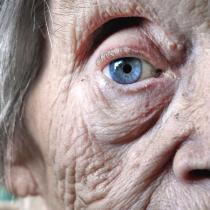 Polacy wciąż wyjątkowo głęboko mają wpojone przekonanie, że opieka nad starym członkiem rodziny to sprawa jego bliskich.