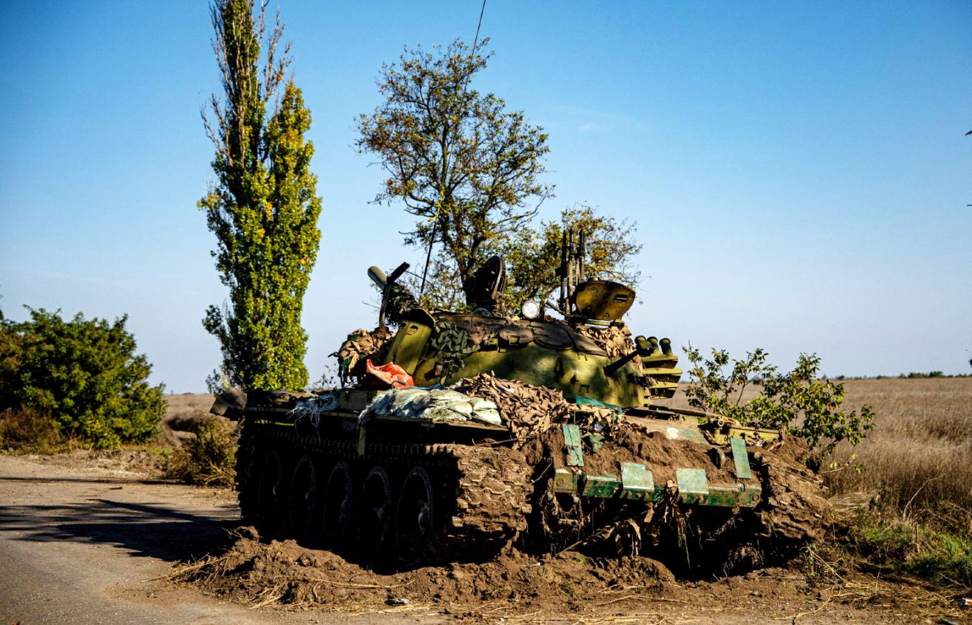 Rosyjski czołg T-62 porzucony na południu Ukrainy, 7 października 2022 r.