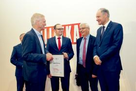 Dr hab. inż., prof. nadzw. Andrzej Katunin z jurorem prof. Michałem Kleiberem i swoimi gośćmi