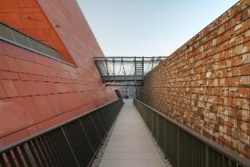 Siedziba muzeum to obiekt ekspresyjny, emocjonalnie nieobojętny, ale równocześnie podporządkowany temu, co najważniejsze – historycznej narracji o tragedii drugiej wojny światowej.