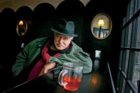 Do stałych bywalców krakowskiego Vis-à-vis należy Jan Nowicki.