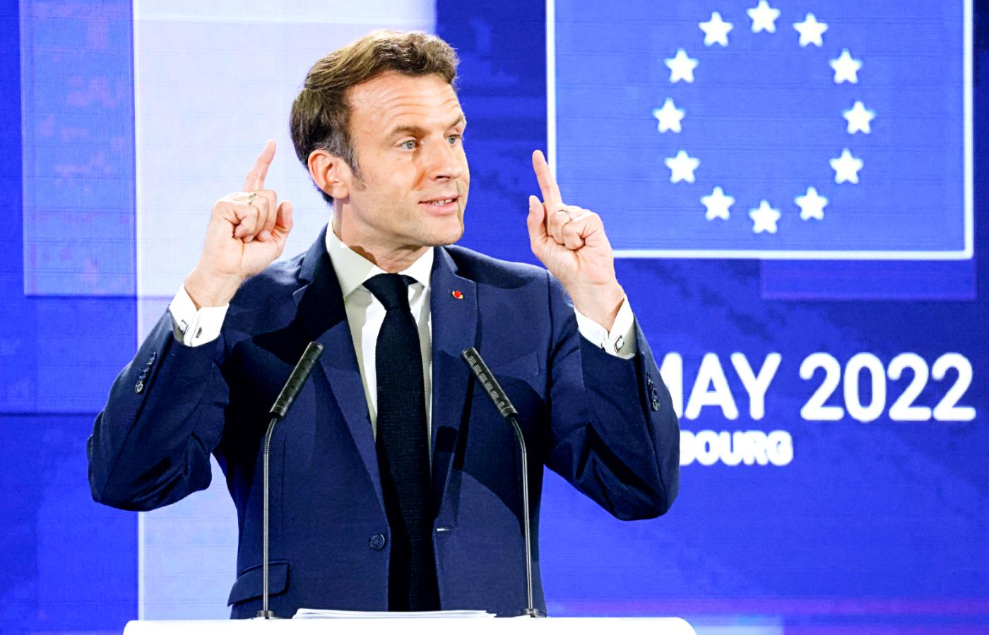 Prezydent Francji Emmanuel Macron prezentuje dokument podsumowujący Konferencję o Przyszłości Europy.