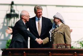 Icchak Rabin, Bill Clinton i Jasir Arafat przed Białym Domem, po podpisaniu porozumienia z Oslo, 1993 r.