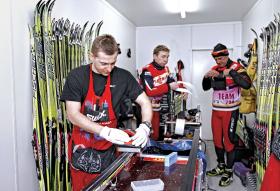 Bohaterowie drugiego planu - serwismeni (od lewej: Rafał Węgrzyn, Peep Koidu i Are Mets) w kontenerze polskiej ekipy.