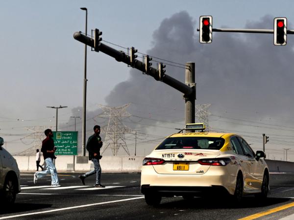 Kłęby dymu nad Dubajem po ataku ze strony Iranu, 1 marca 2026 r.