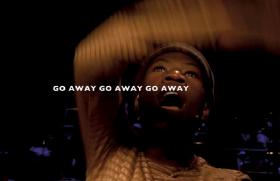 „Strange News” opowiada o straszliwym losie afrykańskich chłopców porywanych jako dzieci do wojska i zmuszanych do okrutnych morderstw, nierzadko też na własnym plemieniu, a nawet rodzinie.