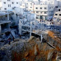 Zbombardowany ośrodek dla uchodźców Maghazi w Gazie