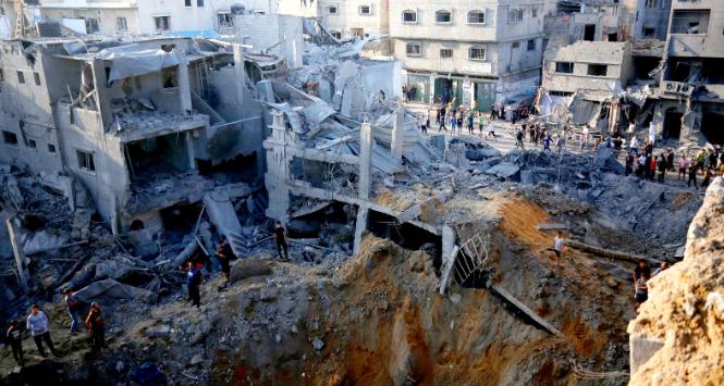 Zbombardowany ośrodek dla uchodźców Maghazi w Gazie