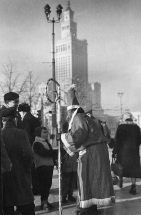 Święta w peerelu. Wraz z komunizmem i pałacem kultury dostaliśmy Dziadka Mroza. Przybysz musiał konkurować z wyobrażeniami: Świętego Mikołaja (ma jego pastorał) i krasnala amerykańskiej coca-coli (ma jego czerwony strój). Warszawa, 1955 r.
