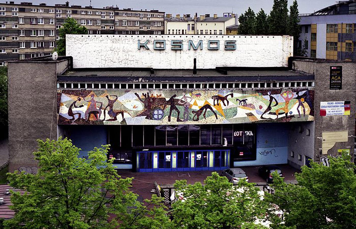 Jedno z najciekawszych architektonicznie polskich kin Kosmos. Krytycy architektury chwalą szczecińskie kino za funkcjonalność rozwiązań i unikatową w skali kraju kunsztowną mozaikę na froncie budynku.