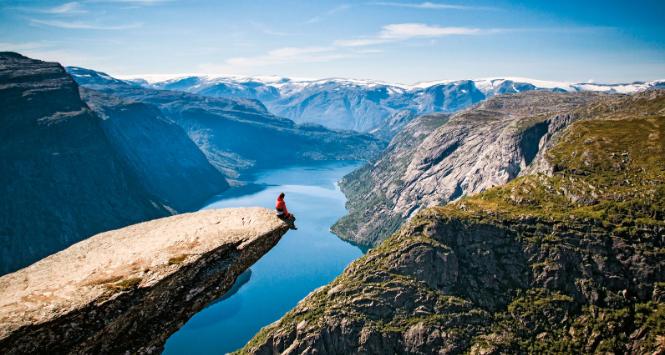 Trolltunga w Norwegii to podłużny fragment skały nad przepaścią, na dnie której leży jezioro. Skała kształtem przypomina język i stąd jej nazwa – „język trolla”.
