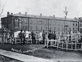 Budynek obozu (oficjalnie: miejsca odosobnienia) w Berezie Kartuskiej, lata 30.