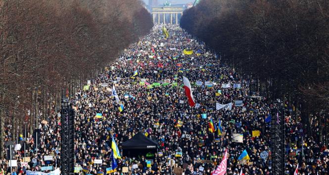 Wielka demonstracja przeciw rosyjskiej agresji na Ukrainę. Berlin, 27 lutego 2022 r.