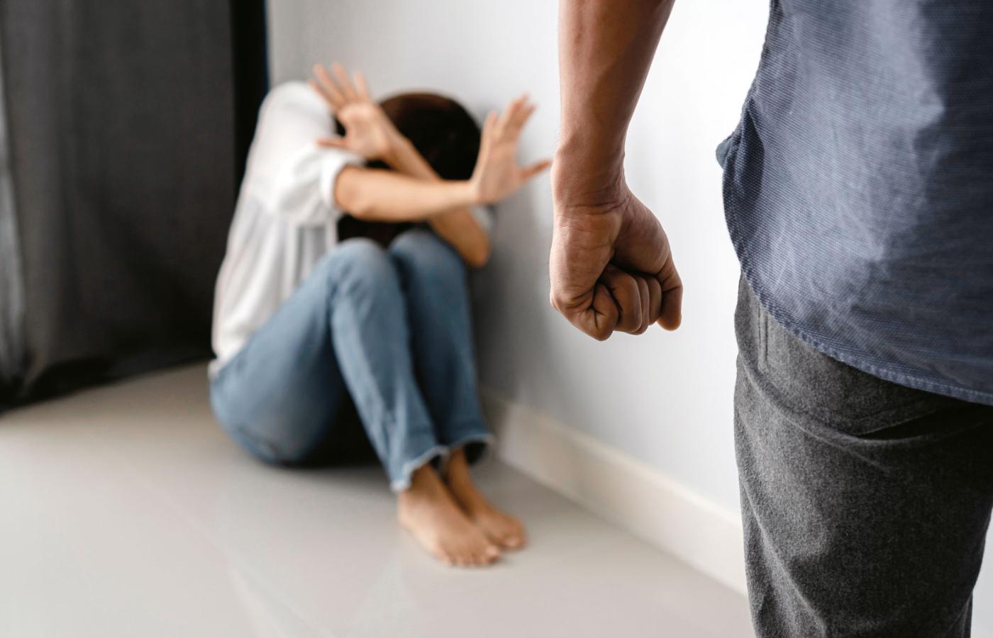 Polacy mieszkający w Wielkiej Brytanii wykazują wysoką akceptację dla przemocy domowej.