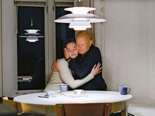 Stellan Skarsgård, tym razem w roli reżysera, i Elle Fanning w filmie „Wartość sentymentalna”.