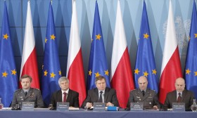 Raport przedstawiają (od lewej): członek komisji ppłk Robert Benedict, wiceszef komisji Maciej Lasek, szef komisji Jerzy Miller, wiceszef komisji płk Mirosław Grochowski, członek komisji Wiesław Jedynak.