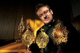 Proboszcz Piotr Sadkiewicz. W jego kościele w Leśnej znajduje się 106 relikwii. Może to one odmieniły parafian?