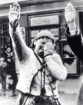 Partyjne pozdrowienie w wykonaniu Niemców sudeckich, 1938 r.