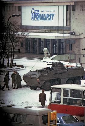Transporter opancerzony SKOT przed kinem Moskwa w Warszawie, gdzie akurat wyświetlano „Czas apokalipsy” w reż. Francisa Forda Coppoli, grudzień 1981 r.