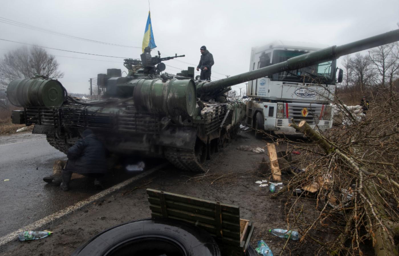Ukraiński żołnierz przy zdobytym rosyjskim czołgu na północy obwodu charkowskiego. 5 marca 2022 r.