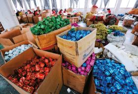 Uwijający się robotnicy nie zawsze wiedzą, co produkują.