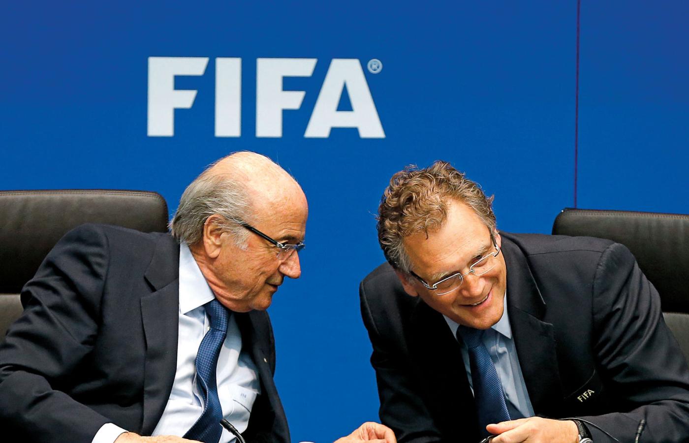 Sepp Blatter (z lewej) z Jerome’em Valckem, sekretarzem generalnym FIFA.