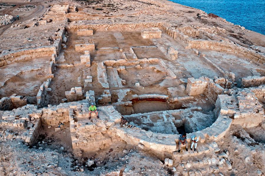 Ruiny bazyliki z okresu wczesnobizantyńskiego (V w.) w Marei w Egipcie nad jeziorem Mariout.