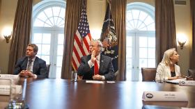 Prawdziwy Timothy Ballard słucha przemówienia prezydenta Donalda Trumpa podczas spotkania poświęconego walce z handlem ludźmi na południowej granicy, 2019 r.