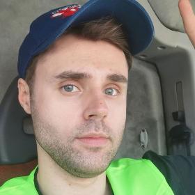 Był aktor, a teraz jest kurier. Nie było innego wyjścia.