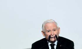 Lider PiS, wbrew powracającym nadziejom symetrystów, nie daje się oswoić, wciąż jest wierny swoim wizjom i metodom sprzed dekad.