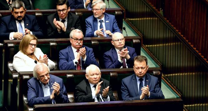 Politycy PiS w Sejmie. W pierwszym rzędzie Ryszard Terlecki, Jarosław Kaczyński i Mariusz Błaszczak